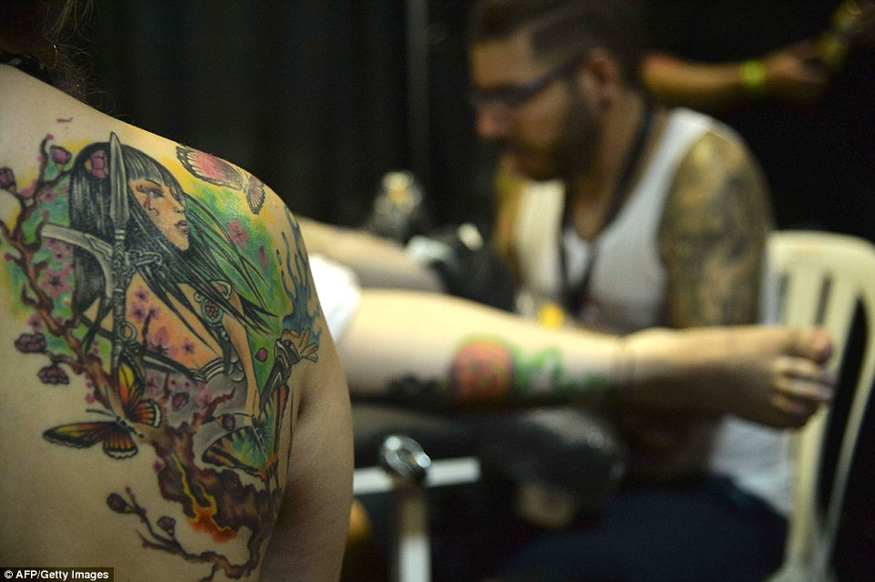 Các nghệ sỹ xăm chia sẻ kỹ thuật và kinh nghiệm cho những người muốn học về môn nghệ thuật này. (Nguồn: Dailymail)