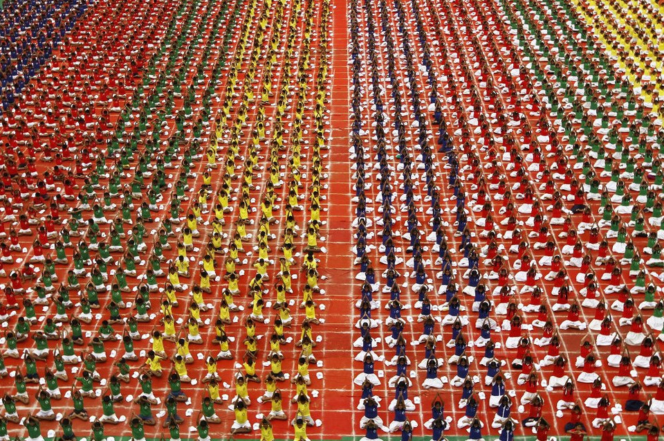 Các sinh viên tham gia tập yoga trong sân trường để chuẩn bị cho Ngày Yoga quốc tế ở Chennai, Ấn Độ ngày 19/6. (Nguồn: Sputniknews)