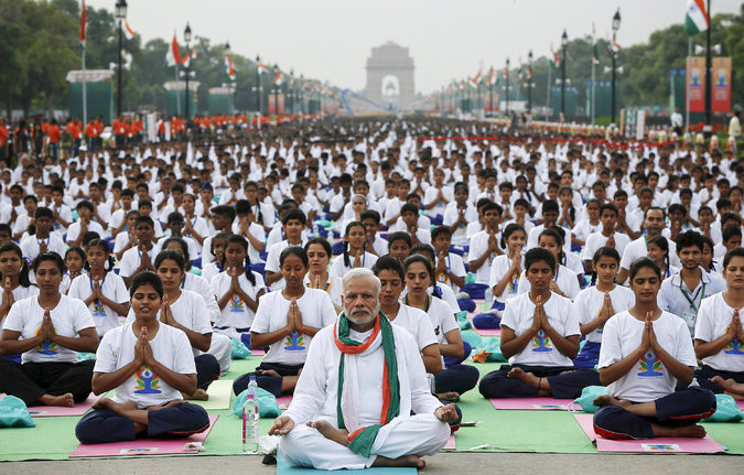 Thủ tướng Ấn Độ Narendra Modi dẫn đầu đoàn người tham gia sự kiện Ngày Yoga quốc tế New Delhi. (Nguồn: Reuters)