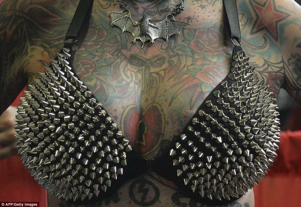 Không chỉ nhuộm từ đầu tới chân, Maria Christerna xiên rang nanh và khuyên lưỡi. (Nguồn: Dailymail)