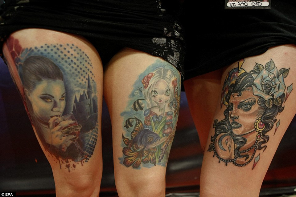  Hai người phụ nữ khoe hình xăm, một trong những hình đó là nữ ma cà rồng đang uống máu. (Nguồn: Dailymail)