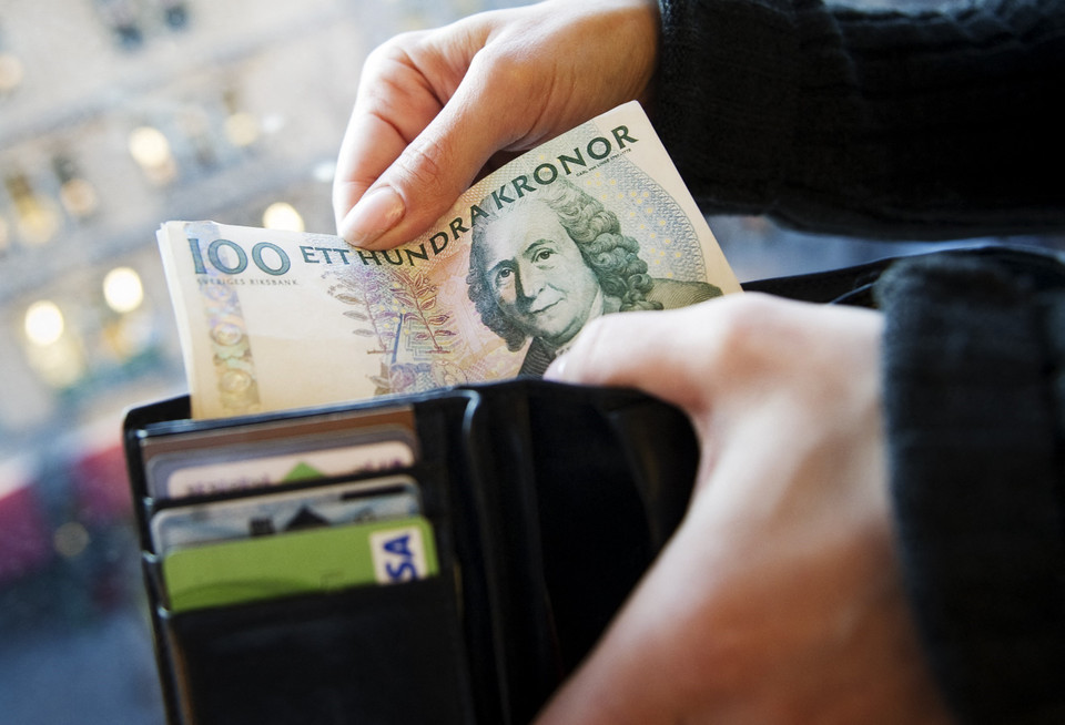 Ngân hàng trung ương Thụy Điển (Riksbank) ngày 20/9/2022 bất ngờ nâng lãi suất thêm 1 điểm phần trăm lên 1,75%, đồng thời cảnh báo sẽ tiếp tục điều chỉnh lãi suất để ứng phó với lạm phát đang tăng nhanh. Trong ảnh: Đồng tiền krona của Thụy Điển. (Ảnh: AFP/TTXVN)