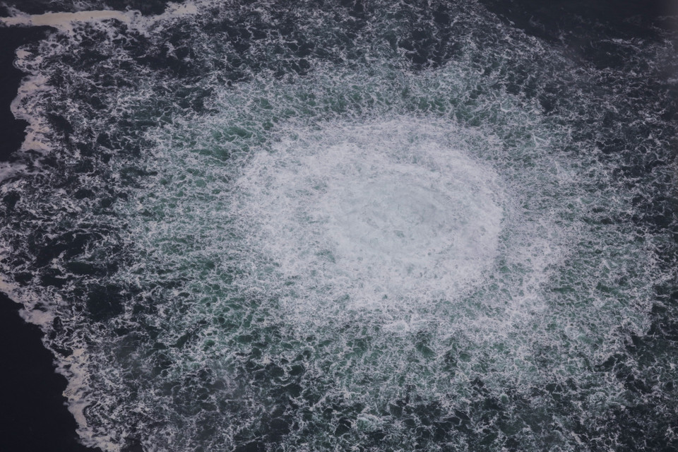 Ngày 28/9/2022, Văn phòng Công tố Nga thông báo cơ quan an ninh nước này đã mở cuộc điều tra "khủng bố quốc tế" đối với sự cố rò rỉ trên các tuyến đường ống Dòng chảy phương Bắc dẫn khí đốt từ Nga sang Liên minh châu Âu (EU). Trong ảnh: Khí đốt rò rỉ trên đường ống thuộc hệ thống Dòng chảy phương Bắc 1 ở vùng kinh tế Thụy Điển trên biển Baltic, ngày 28/9/2022. (Ảnh: AFP/TTXVN)