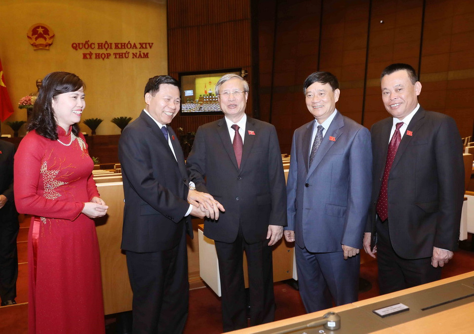 Ủy viên Bộ Chính trị, Thường trực Ban Bí thư Trần Quốc Vượng với Đoàn đại biểu Quốc hội tỉnh Bắc Ninh tham dự kỳ họp. (Ảnh: Phương Hoa/TTXVN)