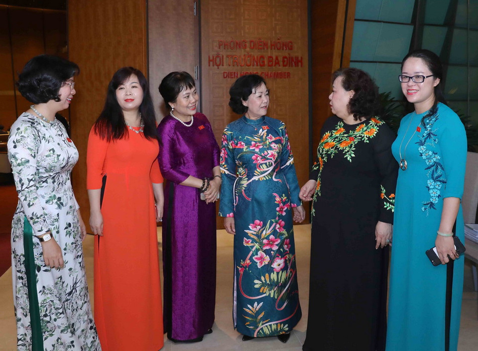  Trưởng Ban Dân vận Trung ương Trương Thị Mai (thứ ba từ phải sang) với các nữ đại biểu Quốc hội trao đổi bên lề phiên khai mạc. (Ảnh: Phương Hoa/TTXVN)