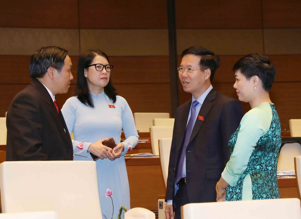 Trưởng Ban Tuyên giáo Trung ương Võ Văn Thưởng (thứ hai từ phải sang) với các đại biểu. (Ảnh: Phương Hoa/TTXVN)