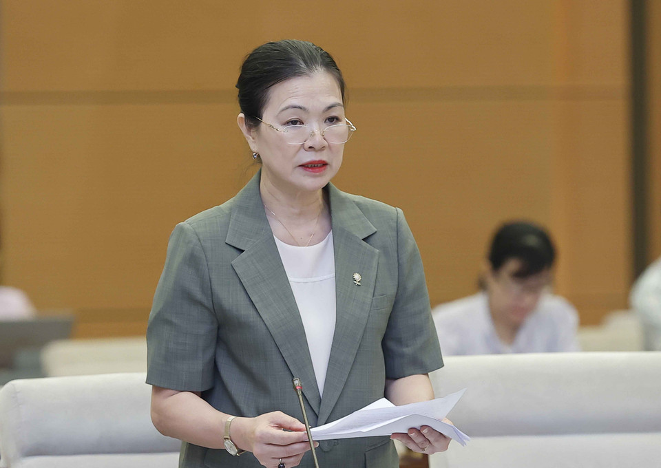 Phó Chủ tịch Ủy ban Trung ương Mặt trận Tổ quốc Việt Nam Trương Thị Ngọc Ánh trình bày báo cáo. (Ảnh: Doãn Tấn/TTXVN)