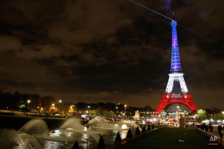 Tháp Eiffel đổi màu giống quốc kỳ Pháp ngày 16/11 để tưởng nhớ các nạn nhân trong vụ khủng bố ở Paris. (Nguồn: AP)