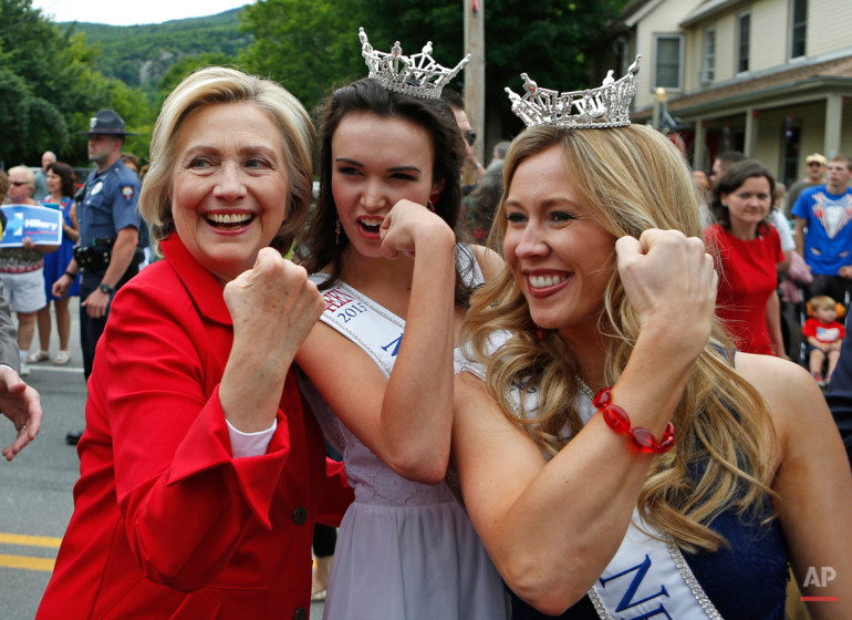 Ứng cử viên Tổng thống Mỹ Hilary Clinton tạo dáng cùng 2 Hoa hậu tuổi teen của New Hampshire là Allie Knault (giữa) và Holly Blanchard (phải)ngày 4/7 trong buổi diễu hành Ngày quốc khánh Mỹ. (Nguồn: AP)