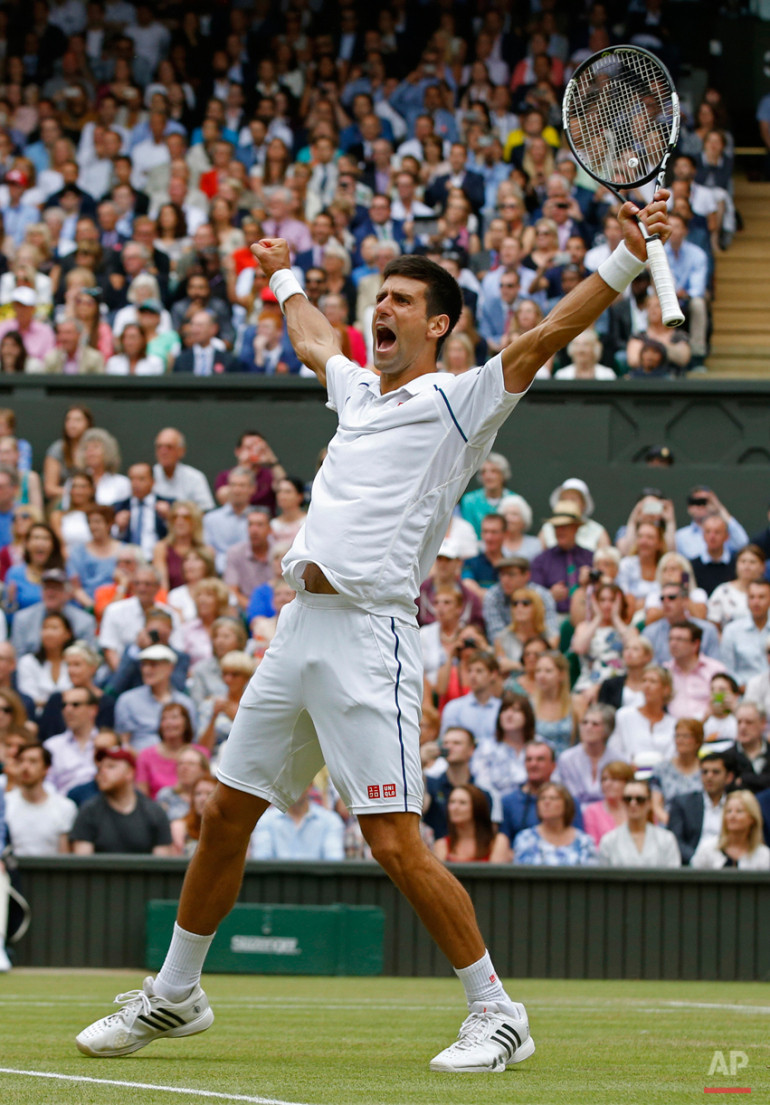 Novak Djokovic chiến thắng đối thủ Roger Federer ngày 12/7. (Nguồn: AP)
