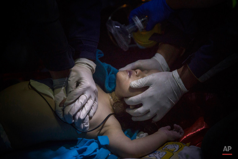 Các bác sỹ đang cố gắng cứu sống em bé sau khi thuyền của em chở những người tị nạn bị chìm ở vùng biển Losbos (Thổ Nhĩ Kỳ). (Nguồn: AP)