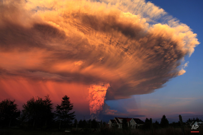 Khói bụi từ núi lửa Calbuco ở Chile sau khi núi lửa này hoạt động trở lại sau 42 năm ngủ yên. (Nguồn: AP)