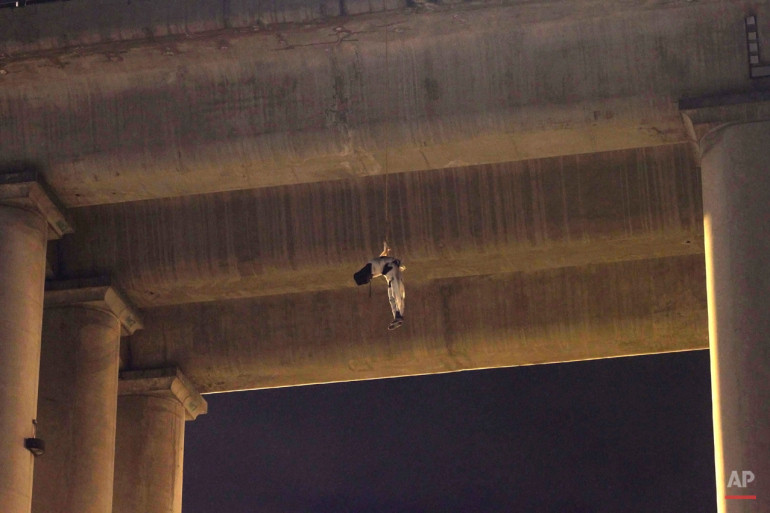 Thi thể một người đàn ông bị treo trên cầu vượt ở Mexico City ngày 19/10. (Nguồn: AP)