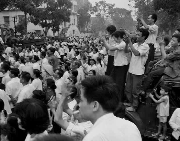 Cán bộ, phóng viên TTXVN cùng nhân dân Thủ đô vui mừng đón tin chiến thắng tại trụ sở số 5 Lý Thường Kiệt, Hà Nội, ngày 30/4/1975. (Ảnh: Tư liệu TTXVN) 