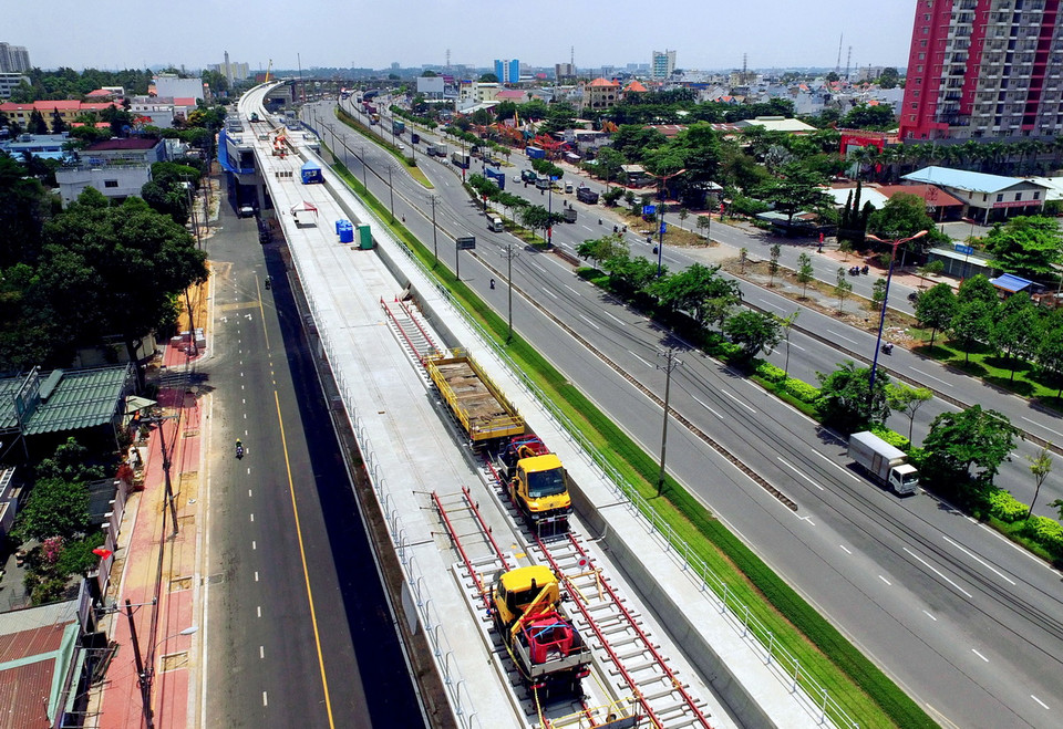 Gói thầu số 2 (xây dựng đoạn trên cao và depot chiều dài 17,1km từ ga Ba Son đến địa bàn Bình Dương) có khối lượng thi công tổng thể đạt khoảng 74% khối lượng hợp đồng. (Ảnh: Hoàng Hải/TTXVN)