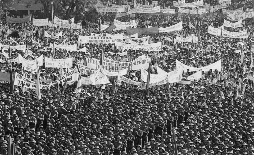 Nhân dân Sài Gòn míttinh chào mừng Ủy ban quân quản thành phố ra mắt ngày 7/5/1975. (Ảnh: Minh Lộc/TTXVN)