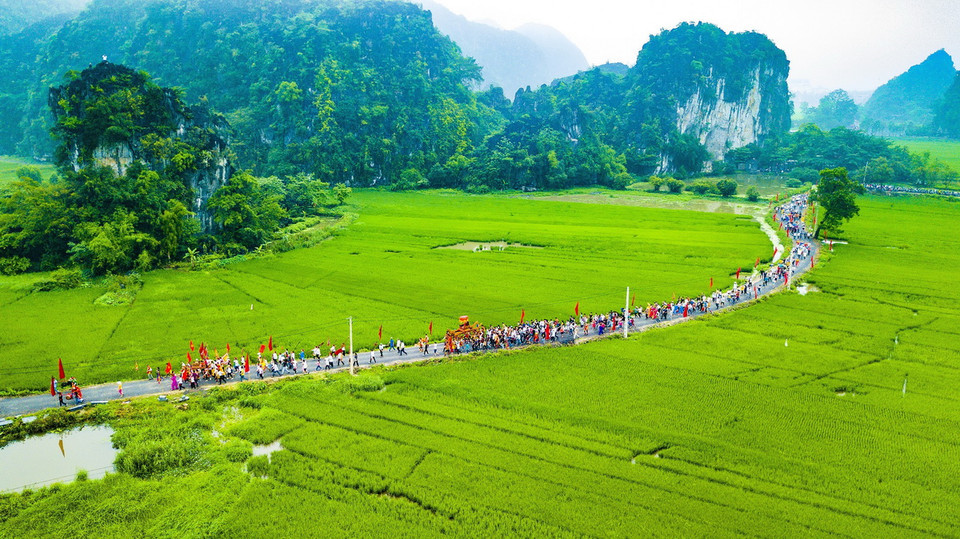 Ngày 30/4/2018, tại thôn Văn Lâm, xã Ninh Hải, huyện Hoa Lư, tỉnh Ninh Bình diễn ra Lễ hội đền Thái Vi, tưởng nhớ 4 vị vua đời Trần là Trần Thái Tông, Trần Thánh Tông, Trần Nhân Tông, Trần Anh Tông. (Ảnh: Minh Đức/TTXVN)