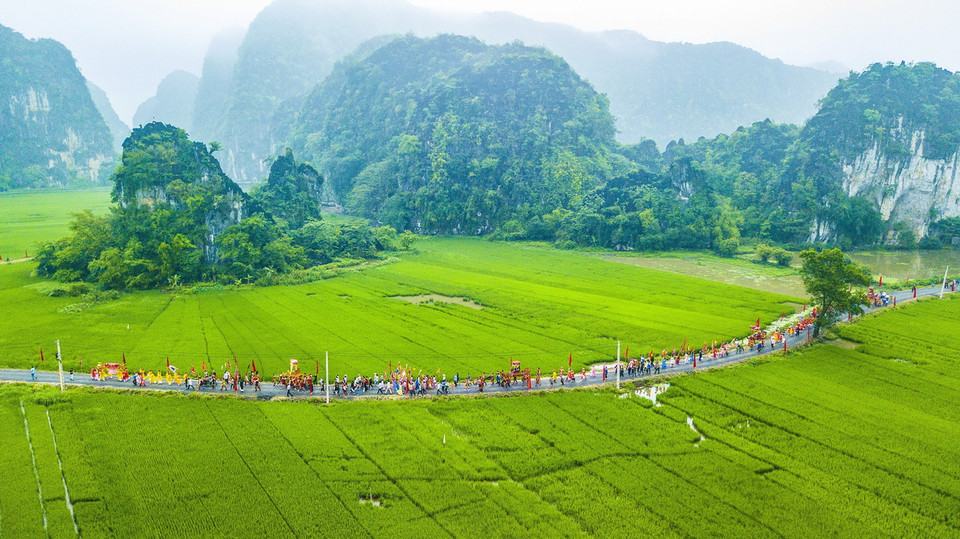 Nghi thức rước kiệu tại lễ hội. (Ảnh: Minh Đức/TTXVN)