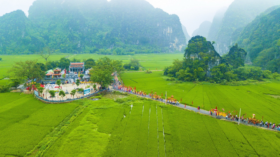 Nghi thức rước kiệu tại lễ hội. (Ảnh: Minh Đức/TTXVN)