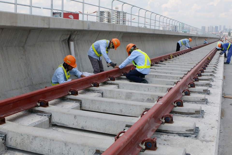 Công nhân thi công đường ray nhà ga Thủ Đức. (Ảnh: Hoàng Hải/TTXVN)