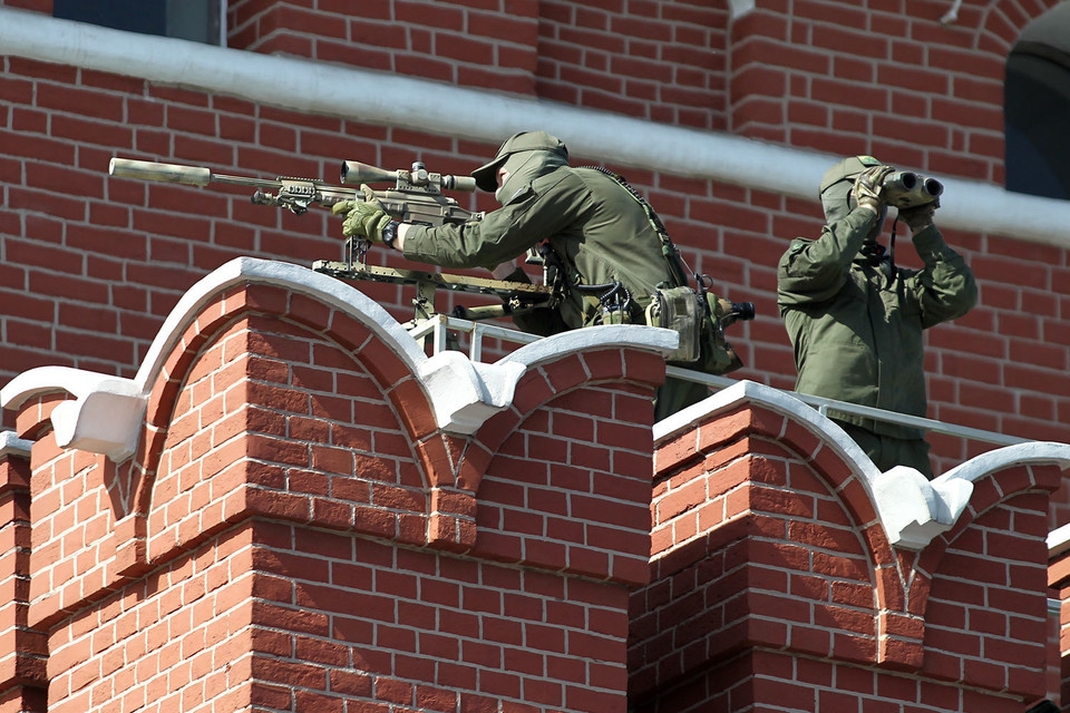 Lính bắn tỉa bảo vệ duyệt binh ở Moskva. (Nguồn: Vedomosti)