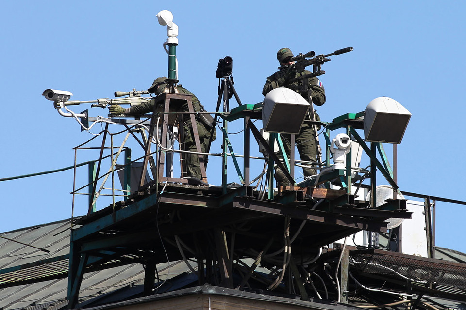 Lính bắn tỉa bảo vệ duyệt binh ở Moskva đứng giữa rừng thiết bị camera an ninh. (Nguồn: Vedomosti)