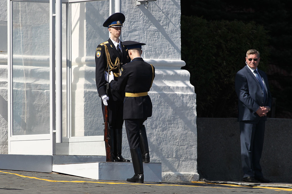 Một mật vụ đứng gác bên cạnh cảnh vệ danh dự của buổi lễ. (Nguồn: Vedomosti)