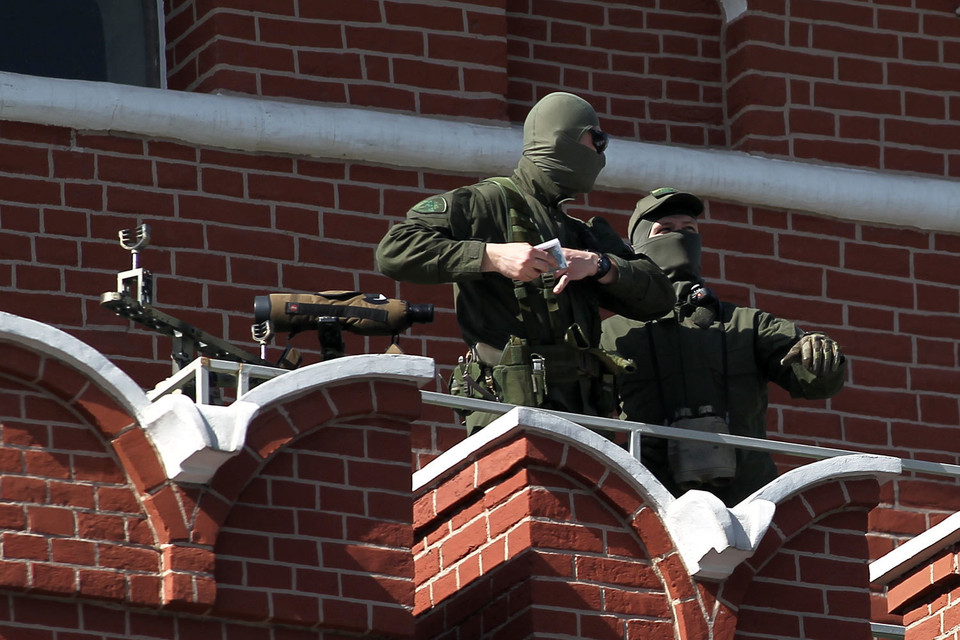 Các đội lính bắn tỉa trên các tháp cao của tường thành Kremlin luôn giám sát chặt chẽ tình hình nhằm đảm bảo an toàn cho lễ duyệt binh. (Nguồn: Vedomosti)