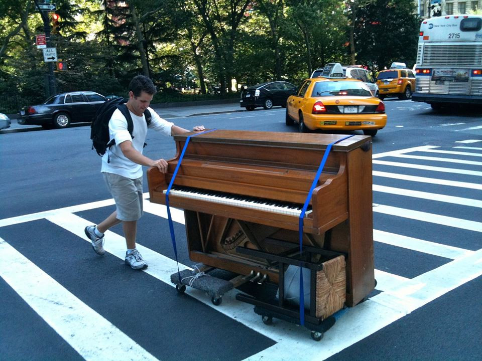 Vào năm 2010, anh đã bỏ việc, bán hết tài sản và mua một chiếc xe tải trên eBay để đi du lịch vòng quanh thế giới cùng với những đồ dùng thiết thiết yếu, bao gồm chú chó Brando và chiếc đàn piano trị giá 500 pound (780 USD). (Nguồn: CCTVNews)