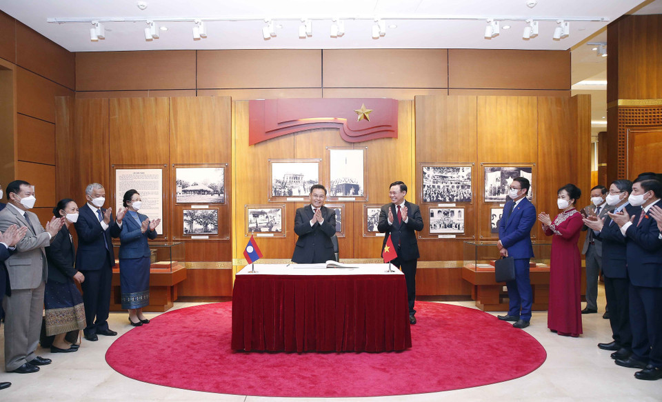 Chủ tịch Quốc hội Lào Xaysomphone Phomvihane và Phu nhân thăm Phòng truyền thống của Quốc hội Việt Nam. (Ảnh: Doãn Tấn/TTXVN)