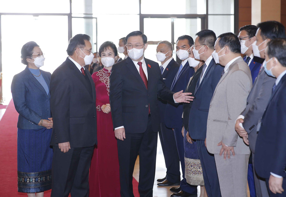 Chủ tịch Quốc hội Vương Đình Huệ và Chủ tịch Quốc hội Lào Xaysomphone Phomvihane, cùng các thành viên Quốc hội hai nước. (Ảnh: Doãn Tấn/TTXVN)