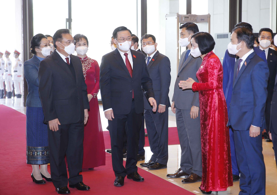 Chủ tịch Quốc hội Vương Đình Huệ cùng Phu nhân, và Chủ tịch Quốc hội Lào Xaysomphone Phomvihane cùng Phu nhân tại lễ đón. (Ảnh: Doãn Tấn/TTXVN)