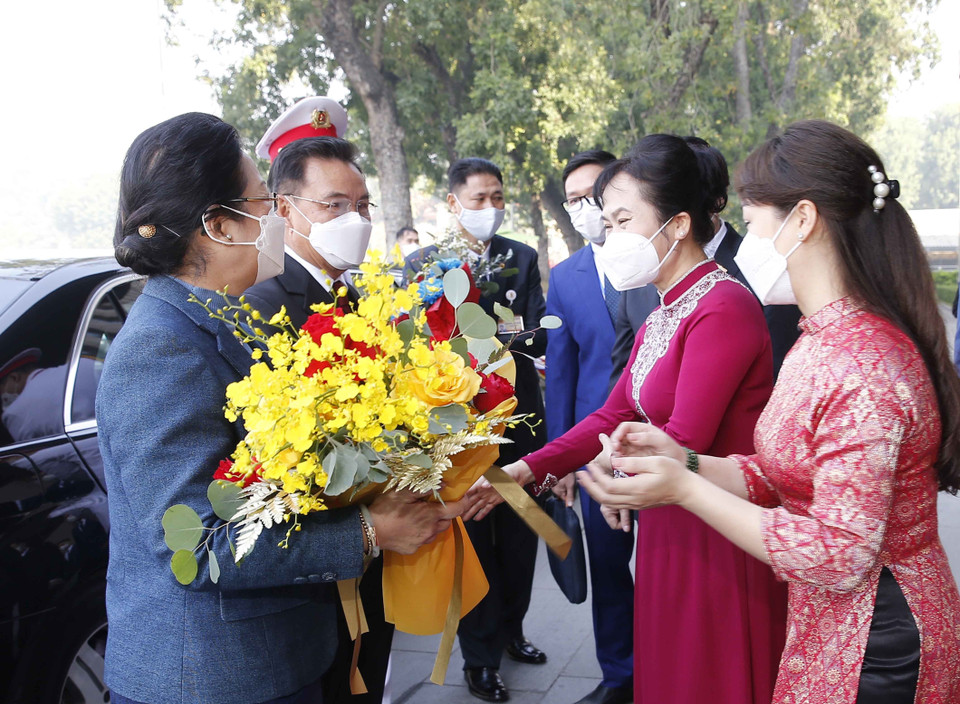 Chủ tịch Quốc hội Vương Đình Huệ và Phu nhân đón Chủ tịch Quốc hội nước Cộng hòa Dân chủ Nhân dân Lào Xaysomphone Phomvihane và Phu nhân. (Ảnh: Doãn Tấn/TTXVN)