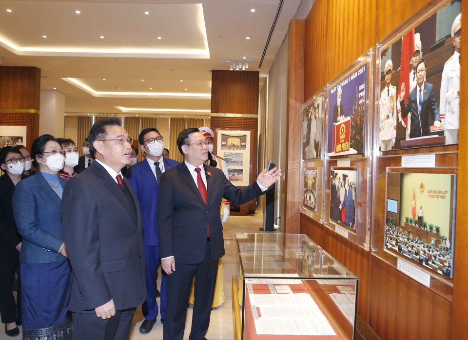Chủ tịch Quốc hội Lào Xaysomphone Phomvihane và Phu nhân thăm Phòng truyền thống của Quốc hội Việt Nam. (Ảnh: Doãn Tấn/TTXVN)