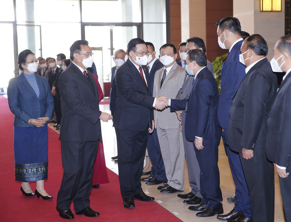 Chủ tịch Quốc hội Vương Đình Huệ với các thành viên Đoàn đại biểu cấp cao Quốc hội nước Cộng hòa Dân chủ Nhân dân Lào. (Ảnh: Doãn Tấn/TTXVN)