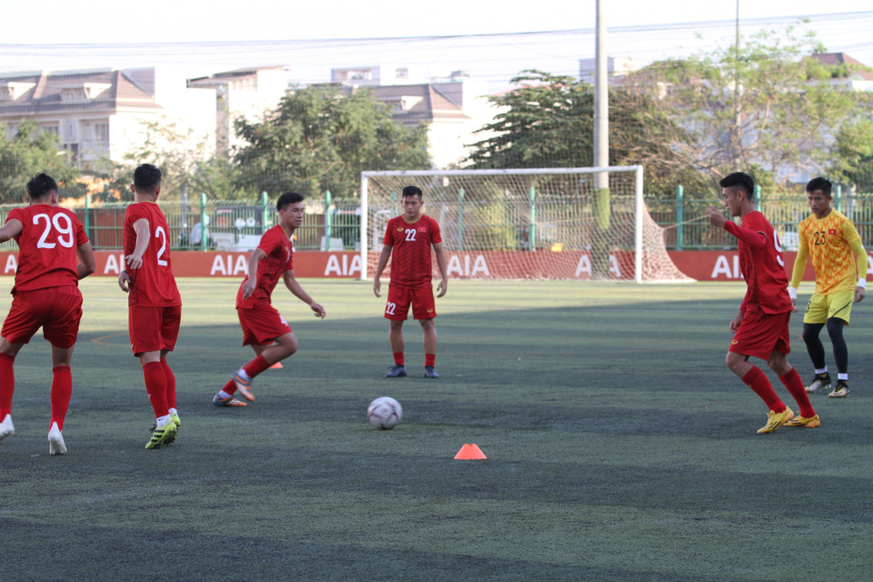 Các cầu thủ khởi động. (Ảnh: Tuấn Cương/TTXVN)