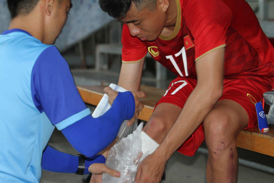 Phan Thanh Hậu phải chườm đá vì chân bị rộp đỏ. (Ảnh: Tuấn Cương/TTXVN phát)