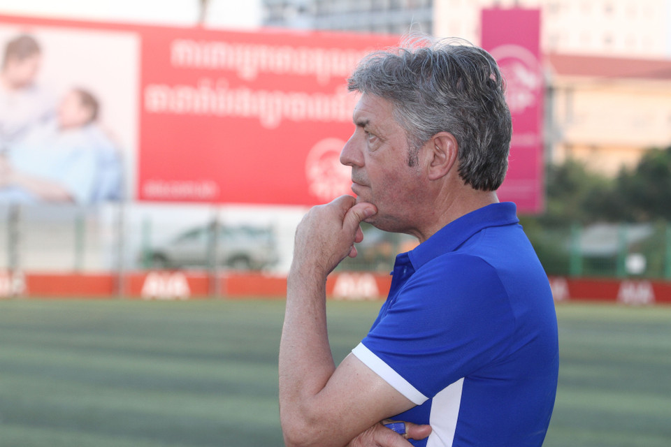 Giám đốc kỹ thuật Juergen Gede chăm chú theo dõi các cầu thủ trẻ tập luyện. (Ảnh: Tuấn Cương/TTXVN phát)