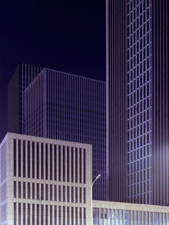 Caemmerer đã phải dùng từ 'siêu thực' và 'kỳ lạ' để miêu tả về thành phố mới. (Nguồn: CCTVNews)