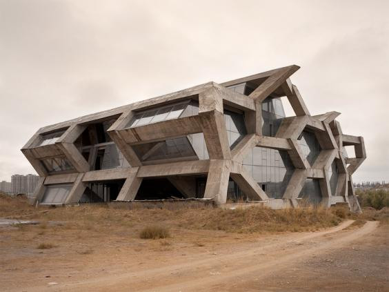 Ông thường ra ngoài chụp ảnh 2 lần 1 ngày, trước bình minh và sau hoàng hôn, trong vòng 80 ngày. (Nguồn: CCTVNews)