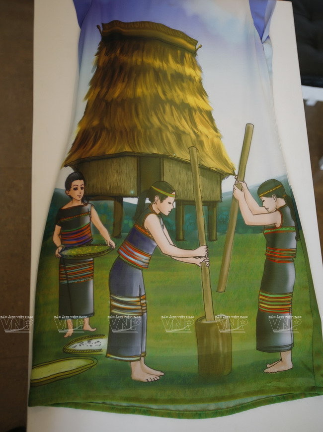  Họa tiết các cô gái giã gạo cũng được đưa lên trang phục. (Ảnh: Văn Quyền/Báo ảnh Việt Nam)