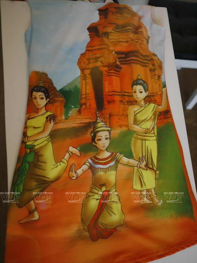  Họa tiết các điệu múa Chăm được in trên váy áo. (Ảnh: Văn Quyền/Báo ảnh Việt Nam)