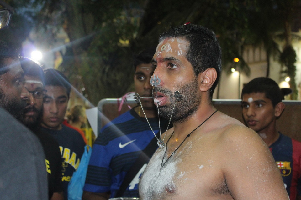 Lễ diễu hành kết thúc vào gần 12 giờ đêm khi các tín đồ đã hoàn thành quãng đường dài gần 4,5km dọc theo đường Serangoon đến đền thờ Sri Thendayuthapani trên đường Tank. (Ảnh: Việt Hải/TTXVN)