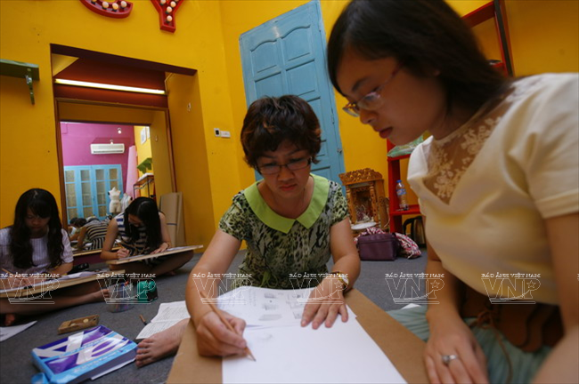  Những họa tiết vẽ minh họa được các họa sỹ trau chuốt từ những nét đầu tiên. (Ảnh: Văn Quyền/Báo ảnh Việt Nam)