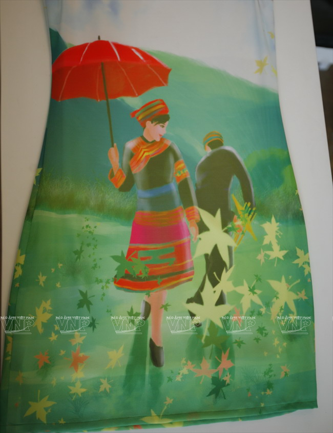  Họa tiết đôi trai gái người Mông trong ngày hội được minh họa trên trang phục. (Ảnh: Văn Quyền/Báo ảnh Việt Nam)