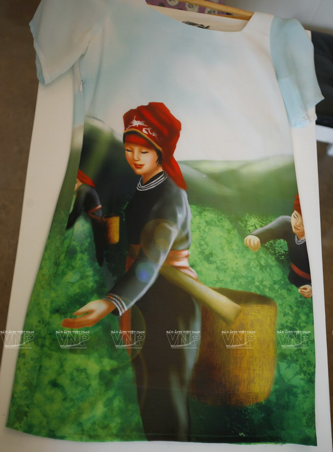 Hình ảnh thiếu nữ dân tộc được vẽ, dệt và in trên trang phục váy phụ nữ. (Ảnh: Văn Quyền/Báo ảnh Việt Nam)