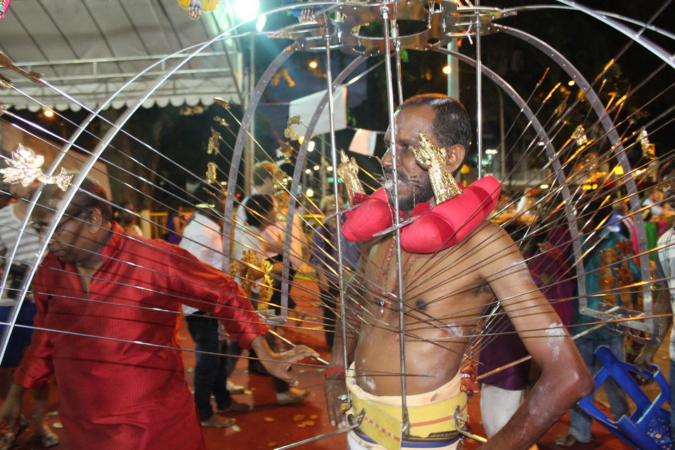 Tất cả các vật dụng mang theo như bình sữa, nhạc cụ… hay những bộ quần áo đẹp, màu sắc rực rỡ được mọi người đặc biệt chú ý. Nhiều người cũng tham gia vào việc phân phát nước uống, thức ăn trong những chiếc lều tạm được dựng lên trên đường đến hai ngôi đền. (Ảnh: Việt Hải/TTXVN)