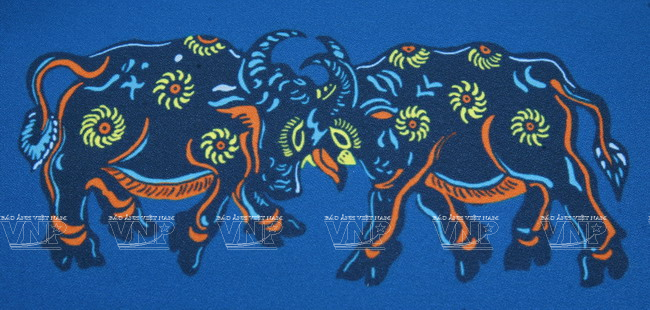  Họa tiết mang hình chọi trâu. (Ảnh: Văn Quyền/Báo ảnh Việt Nam)