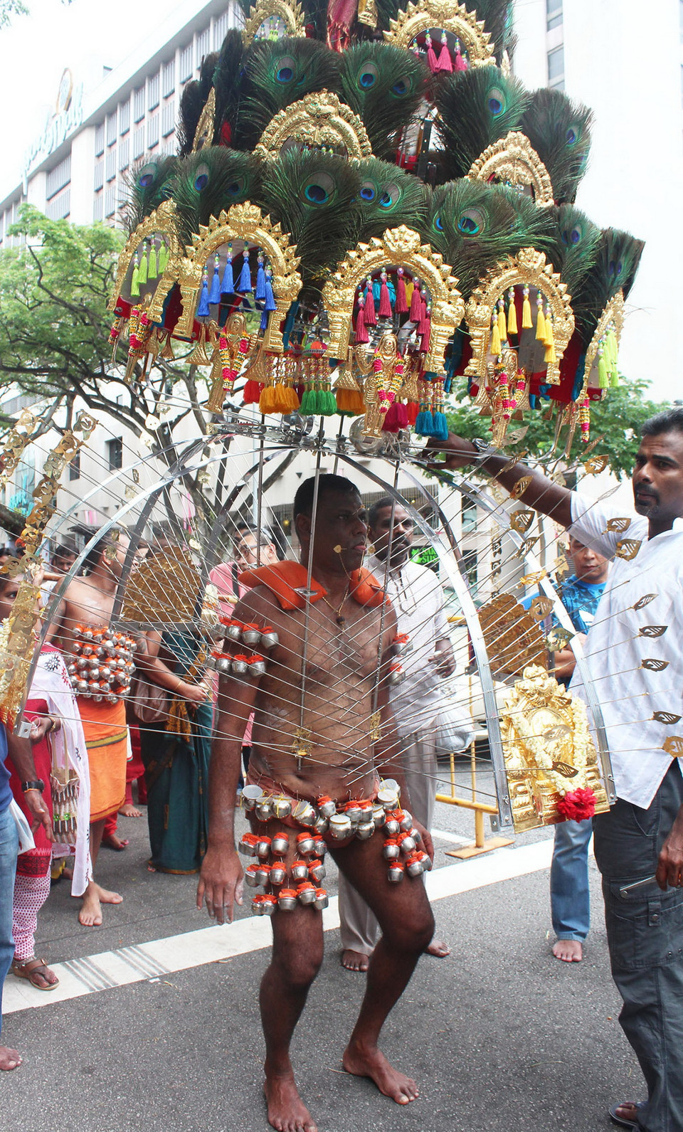 Một tín đồ Hindu đang thực hiện nghi lễ trong buổi diễu hành. (Ảnh: Việt Hải/TTXVN)