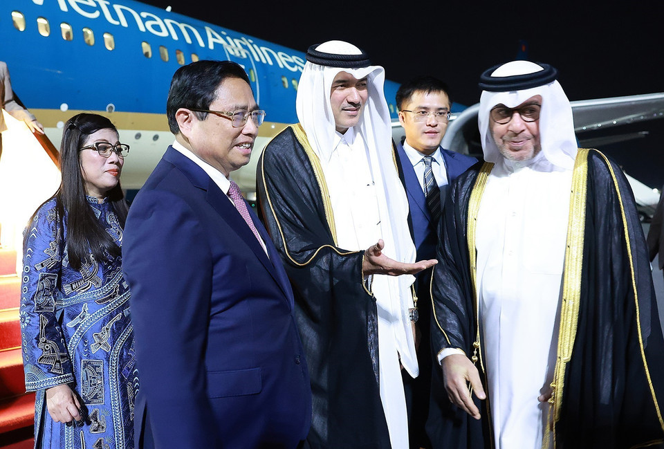 Quan chức Qatar đón Thủ tướng Phạm Minh Chính và Phu nhân tại Sân bay Quốc tế Doha. (Ảnh: Dương Giang/TTXVN)